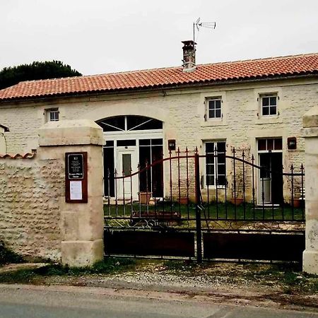 La Maison D'Hotes Des Charentes Les Touches-de-Perigny Bagian luar foto